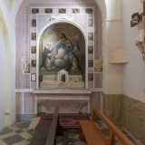 Ci spostiamo ora nella navata di destra nel cui abside � presente un dipinto della Madonna del Rosario col Bambino, circondata da Santa Caterina, Santa Rosa e San Domenico